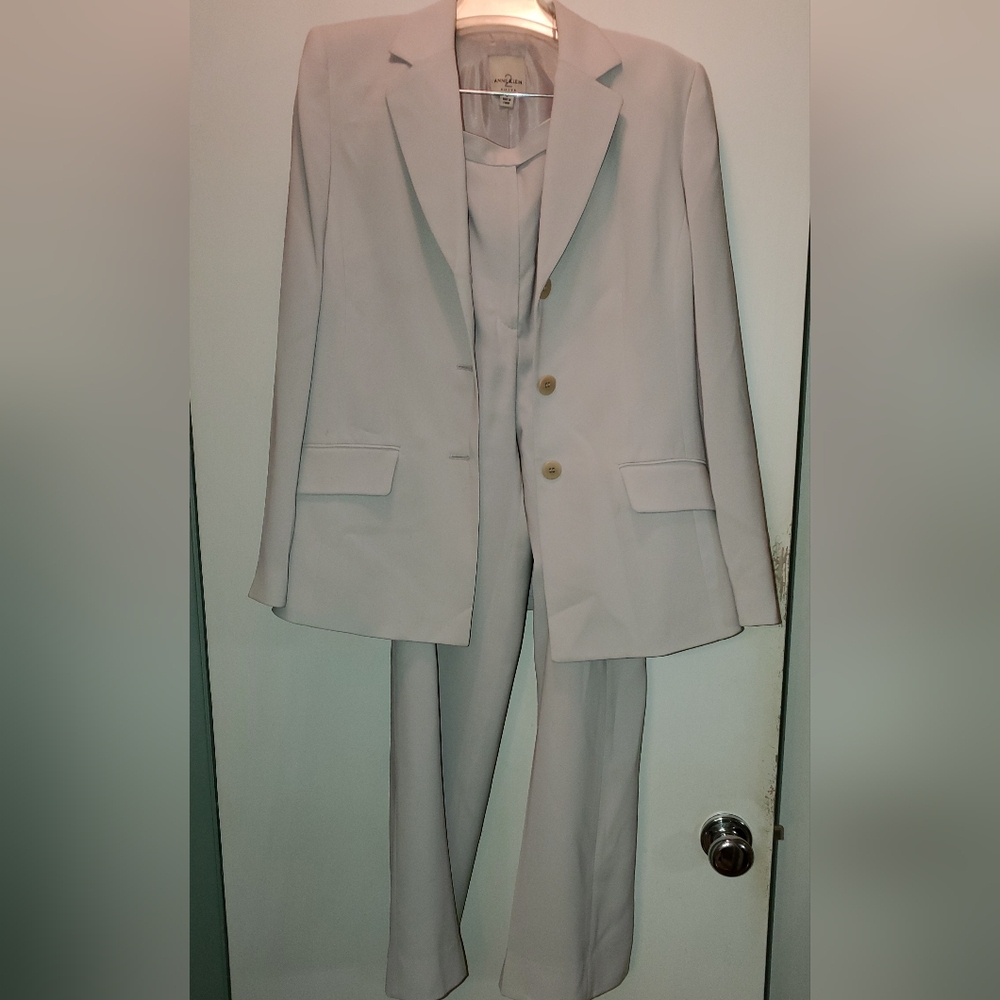 Anne Klein 2: Women's 2pc suit, Light Silver/Gray, size 8